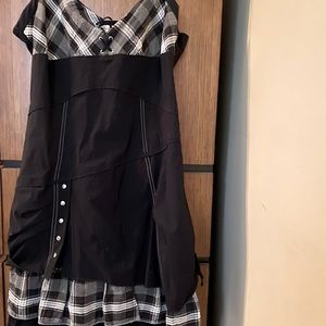 Sleeves black and white dress